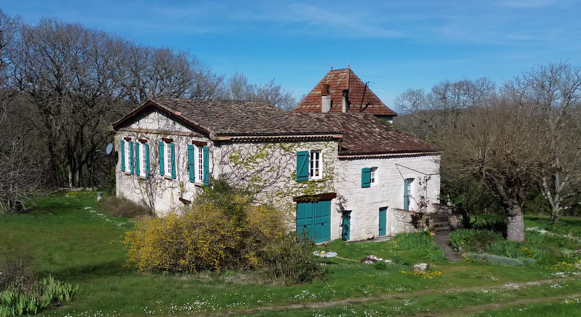 Ravissante fermette isolée et ses dépendances sur 27ha